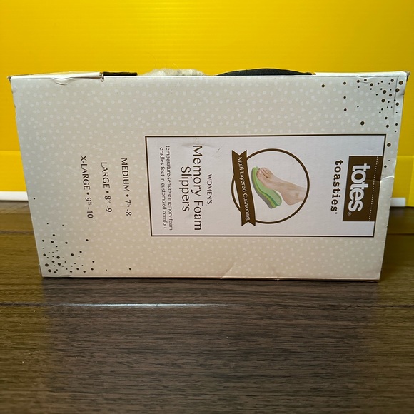 Totes Toasties Memory Foam Slippers NEW IN BOX!! - Picture 2 of 3